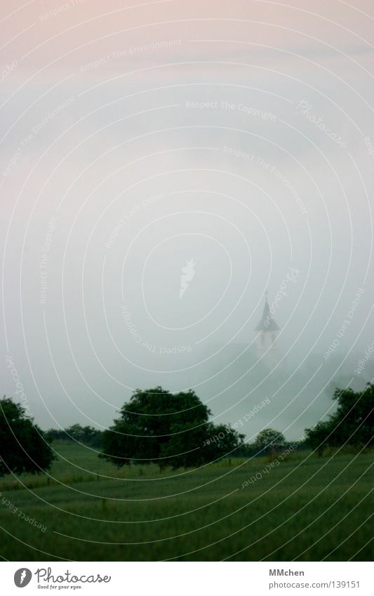 Im Tal untergehen Kirchturm Kirchturmspitze Turmspitze Schall Kirchenglocke Glocke Nebel Dorf Baum Sträucher Nebelbank dunkel weiß Morgennebel Durchblick Tau