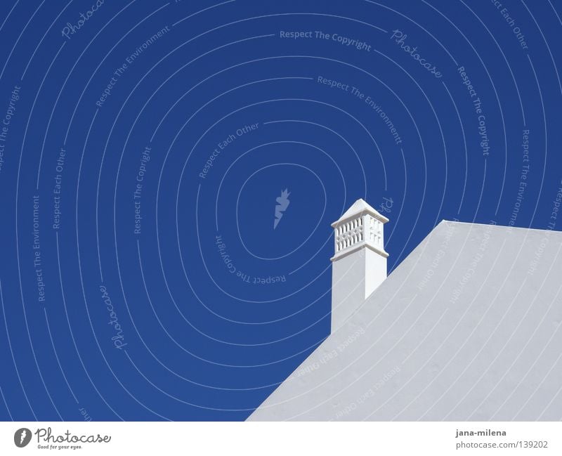 Hochsommer Sommer heiß weiß Wand Mauer Himmel Dach ruhig Grad Celsius Ferien & Urlaub & Reisen Wärme flirren blau Schönes Wetter Himmelszelt Schornstein