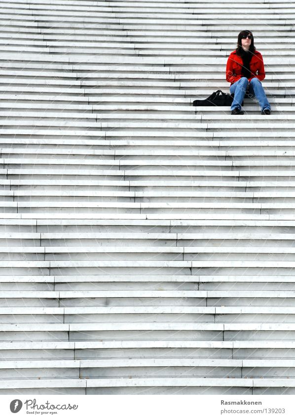 sitting, waiting, wishing... Paris Frau Langeweile Treppe La Défense sitzen warten rote Jacke