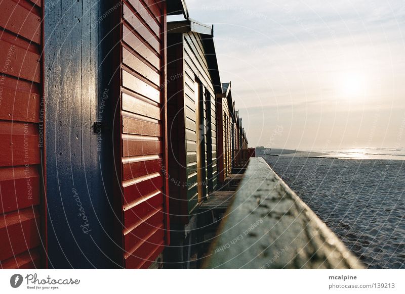 Badehütten Sonnenaufgang Strand Südafrika Kapstadt Badehäuschen Sonnenuntergang Meer Holz rot grün gelb Ecke glänzend Wolken Küste Afrika Ocean Sunrise