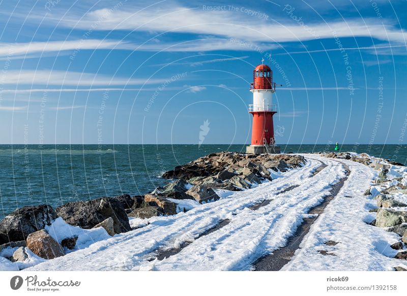 Mole in Warnemünde Meer Winter Natur Landschaft Wasser Wolken Schnee Küste Ostsee Turm Leuchtturm Bauwerk Architektur Sehenswürdigkeit Wahrzeichen Stein kalt