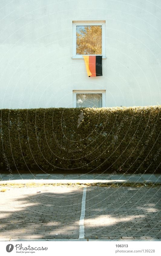 DEUTSCHLAND Deutsche Flagge Deutschland Haus Fenster Fahne rot weiß Wand Symbole & Metaphern hängen Sympathie Hecke Parkplatz Wohnung Einsamkeit einzeln schwarz