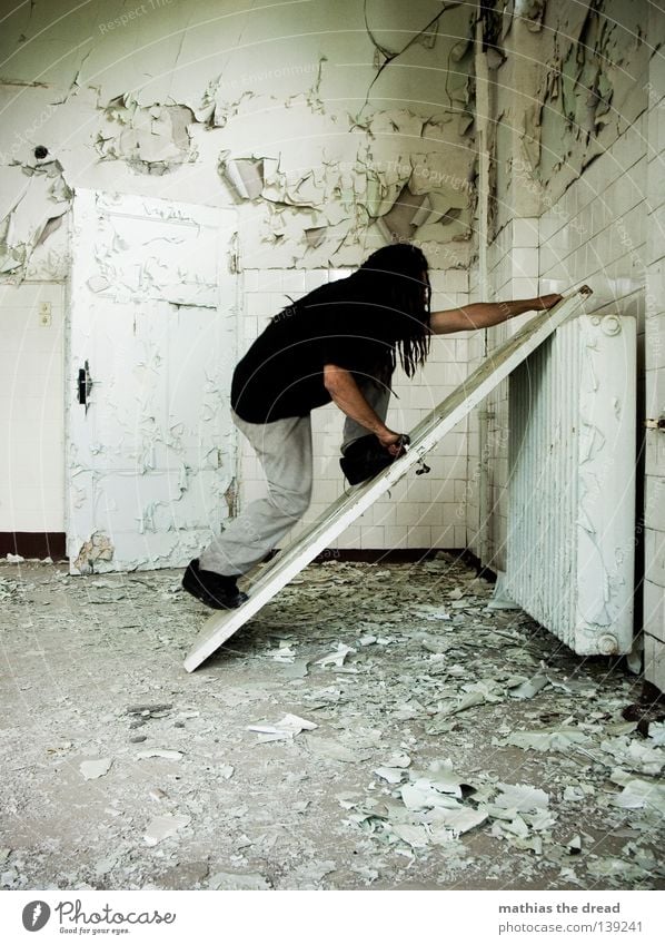 TÜR CLIMBING Griff aufmachen schließen Heizkörper kalt Raum Putz Bauschutt verfallen leer Fenster Keramik Waschhaus Wohnzimmer Waschsalon Seife Sauberkeit