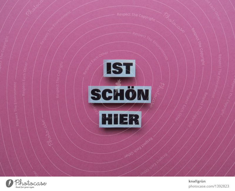 IST SCHÖN HIER Schriftzeichen Schilder & Markierungen Kommunizieren eckig schön rosa schwarz weiß Gefühle Stimmung Freude Glück Zufriedenheit Lebensfreude