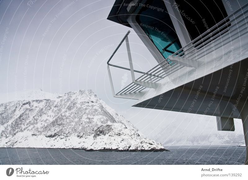 Aye, aye Norwegen Fähre kalt Kreuzfahrt Kreuzfahrtschiff Meer Polarmeer Wasserfahrzeug See Wellen Wolken Winter Schifffahrt Hurtigruten Berge u. Gebirge Brücke