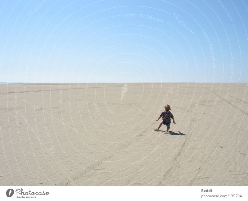 Vor dem Horizont Strand Rømø Kind Meer Sommer Freiheit Sand Wüste Himmel Ferne Einsamkeit