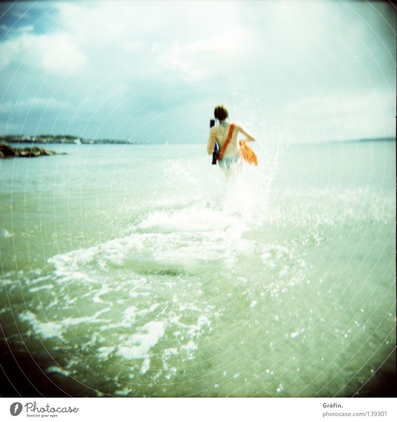 Baywatch light retten Sanitäter Wellen Rettungsboje Rettungsgeräte Rettungsschwimmer Erste Hilfe Retter Wolken kalt Meerwasser See Strand Holga Mittelformat