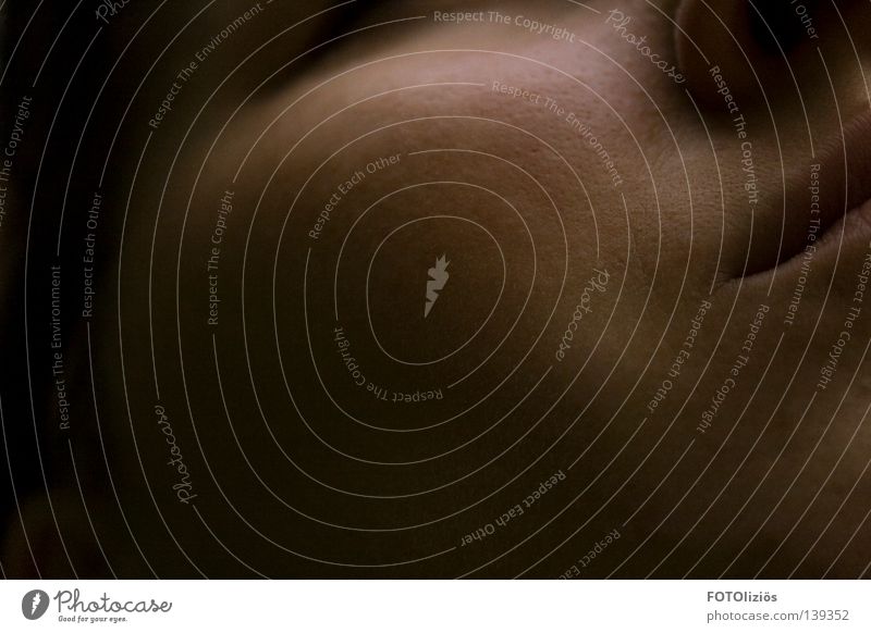 Keinen Zentimeter Haut Gesicht Erholung ruhig Ferien & Urlaub & Reisen Mensch Frau Erwachsene Mund Lippen festhalten liegen schlafen dunkel nah Schutz