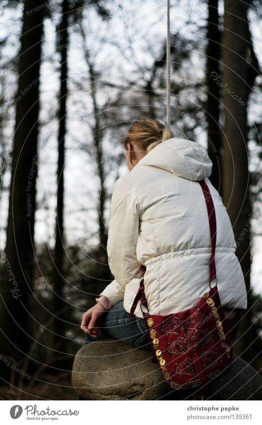 Auch wenn wir zweifeln an dem Gleichgewicht... Frau blond Jacke Tasche Wald Stein Denken Trauer Rücken Park Garten Einsamkeit Seil Kletterseil Schweben Schaukel