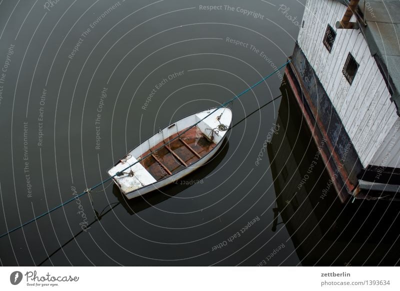 Boot Wasserfahrzeug Beiboot Kahn Angeln Hausboot Wasseroberfläche Fluss Elbe Hafen Jachthafen Vogelperspektive Menschenleer trüb Herbst Seil vertauen fest