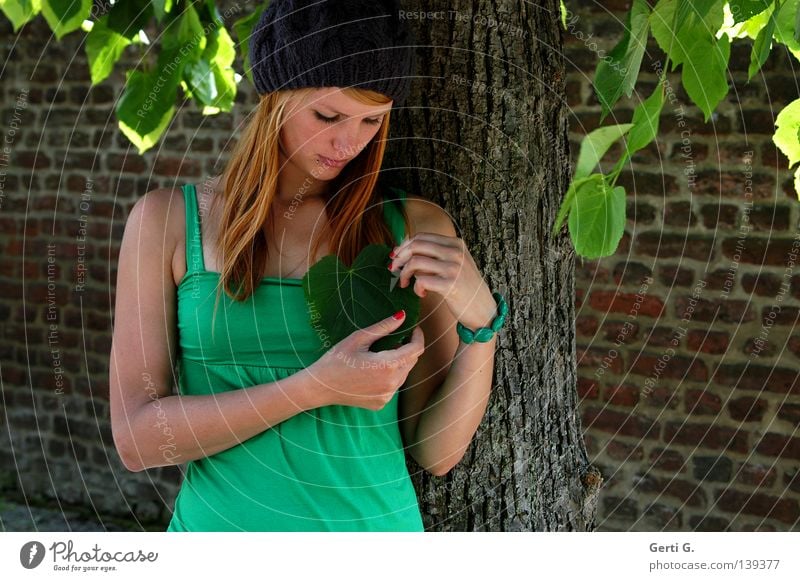 naturverliebt schön Gesicht Maniküre Nagellack Junge Frau Jugendliche Erwachsene Natur Baum Blatt Mauer Wand T-Shirt Mütze rothaarig langhaarig Stein Herz