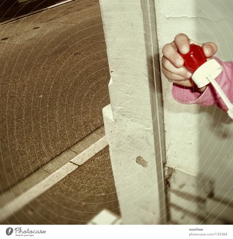 .. und ihre ursache Hand Finger Kind Spielen Hauseingang Bürgersteig Fahrbahn Gebäude Verkehrswege seifenblasenpustedings seifenblasenpusten Straße