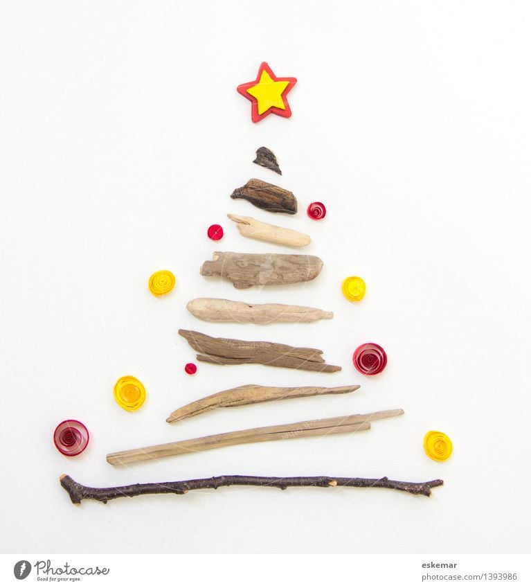 Weihnachten! Feste & Feiern Weihnachten & Advent Weihnachtsbaum Baum Papier Holz Kugel einfach braun gelb rot weiß Vorfreude Natur Treibholz Farbfoto