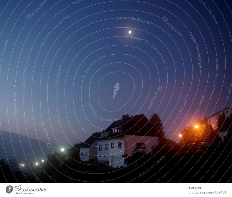 Mondschein. Haus Stern Straßenbeleuchtung Licht Nacht Nebel Morgen Morgendämmerung Dorf Wand Berge u. Gebirge Horizont Dach blau Himmel Wolkenloser Himmel