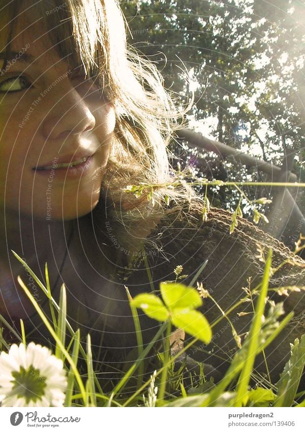 Na, auch schon wach? Gras Klee Gänseblümchen Frau aufwachen Schaukel Baum Mittag Licht Kleid Freude Sommer Haare & Frisuren Sonne liegen lachen Mittelalter