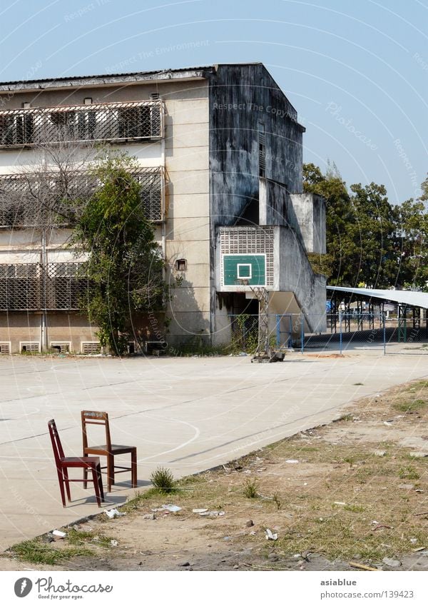 leisure Laos Vientiane Hinterhof Sommer Sportplatz Freizeit & Hobby Spielen Verkehrswege Ballsport Basketball zwei Stühle Blauer Himmel