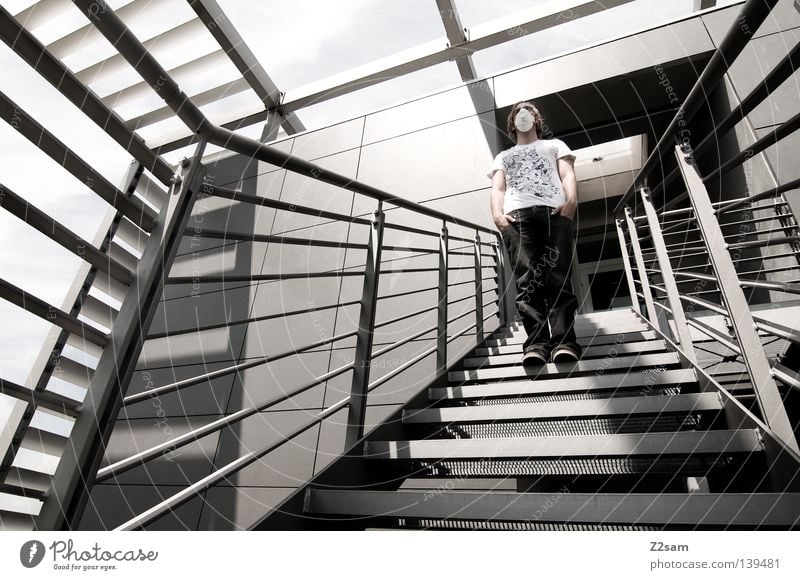 fremdkörper Stahl kalt durcheinander chaotisch unruhig Mann Atemschutzmaske verrückt bewegungslos glänzend Licht Geländer Treppe modern gestänge Himmel Mensch