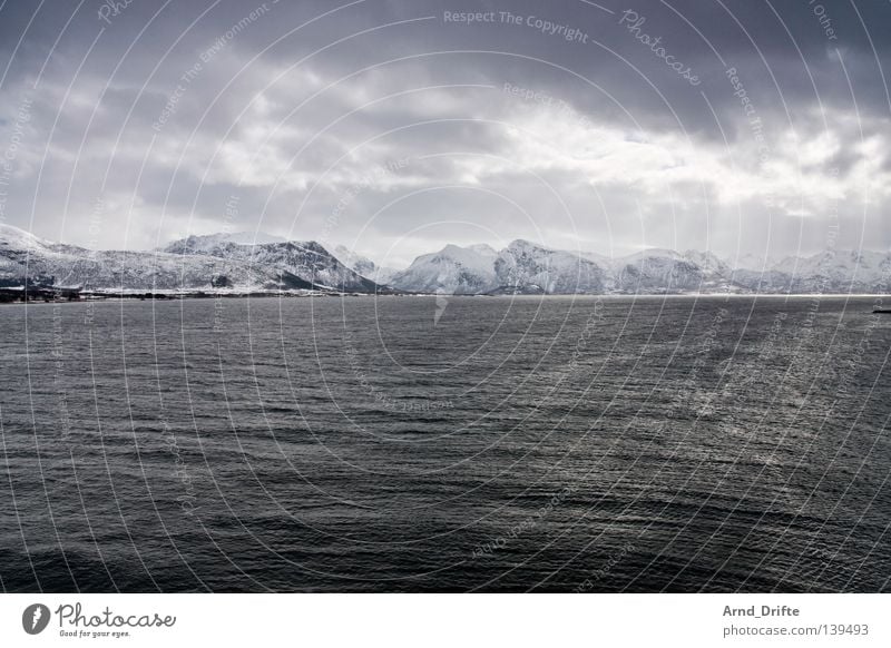 Nordpolarmeer II Norwegen Fähre Gischt kalt Kreuzfahrt Kreuzfahrtschiff Küste Meer Polarmeer Wasserfahrzeug See Wellen Wolken Schifffahrt Winter Hurtigruten