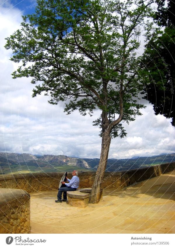 Mittagspause Berge u. Gebirge Mann Erwachsene Natur Landschaft Wolken Horizont Wärme Baum Jacke Stein sitzen Pause Tracht Ronda Spanien Bank Aussicht Licht