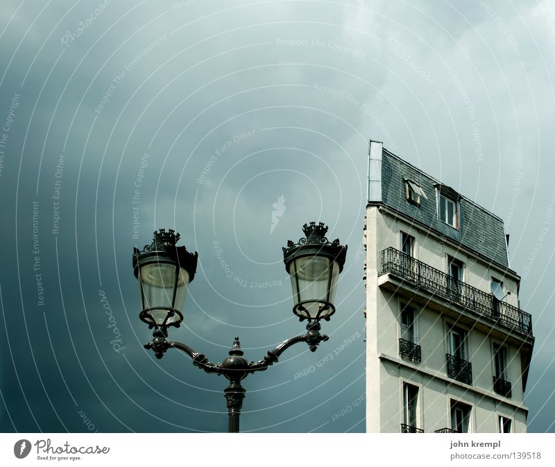 halbling Haus Wolken Laterne Frankreich Paris Moulin Rouge grau Wohnung Hochhaus Altbau Balkon Hälfte Himmel Gewitter blanche place blanche blau home Straße rue