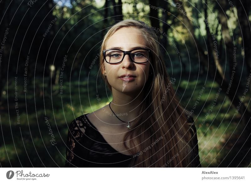 Exkursion Ausflug Abenteuer Junge Frau Jugendliche Gesicht 18-30 Jahre Erwachsene Natur Pflanze Schönes Wetter Baum Wald Kleid Brille blond langhaarig Blick