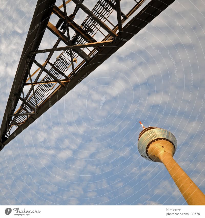 ISS Düsseldorf Rheinturm Stadt Lifestyle Funkturm Gebäude Wolken Himmel Beton Silhouette Fassade Ausgabe Investor Nacht Kran Bauwerk Hochhaus Nachtleben modern