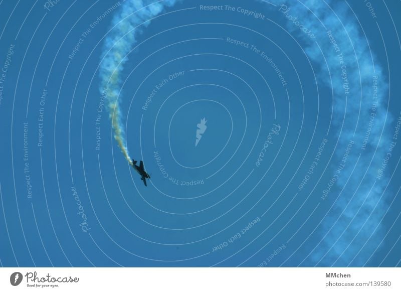 Loooooop Flugzeug azurblau türkis Kunstflug Stunt Show Ausstellung Flugschau Schleife rund kreisen Luft Luftikus Pilot Rauch Abgas Artist beweglich erstaunt
