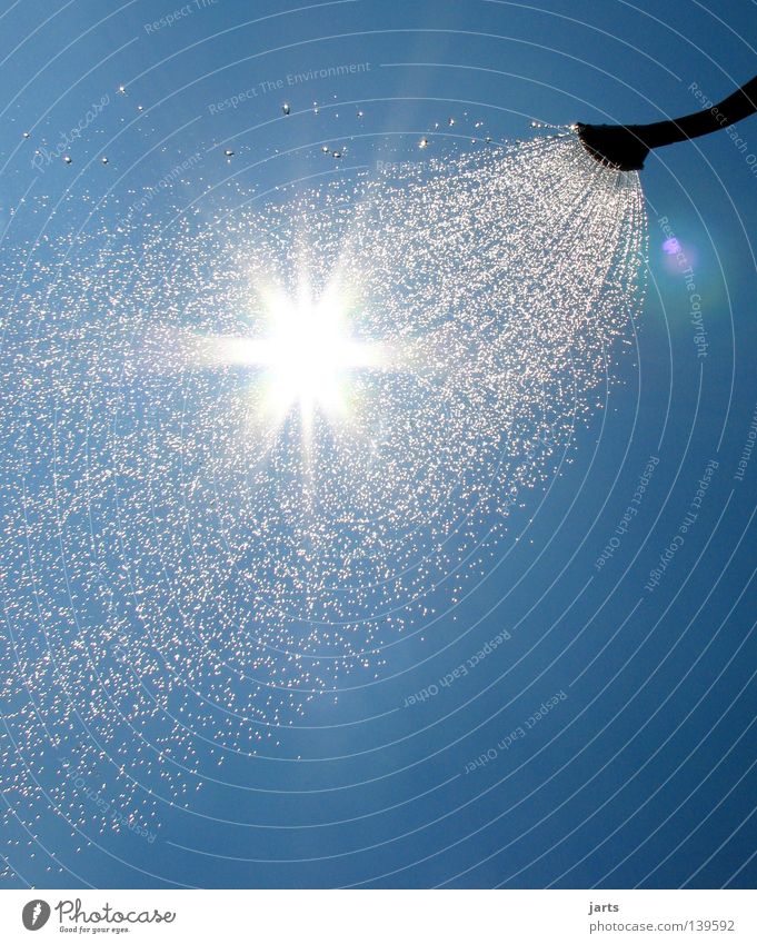 Regenmacher Sommer Kühlung Erfrischung Sonne Gießkanne Sonnenstrahlen Himmel Wasser Wassertropfen jarts