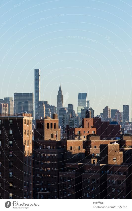 hoch Wolkenloser Himmel Sonnenlicht Herbst Schönes Wetter New York City Manhattan USA Stadt Stadtzentrum Skyline überbevölkert Haus Hochhaus Mauer Wand Fassade