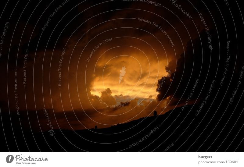 dramatisch Wolken Licht dunkel Abenddämmerung bedrohlich Gemälde schwarz braun Hügel Baum Horizont Fenster Kumulus gefährlich Vertrauen Trauer Verzweiflung