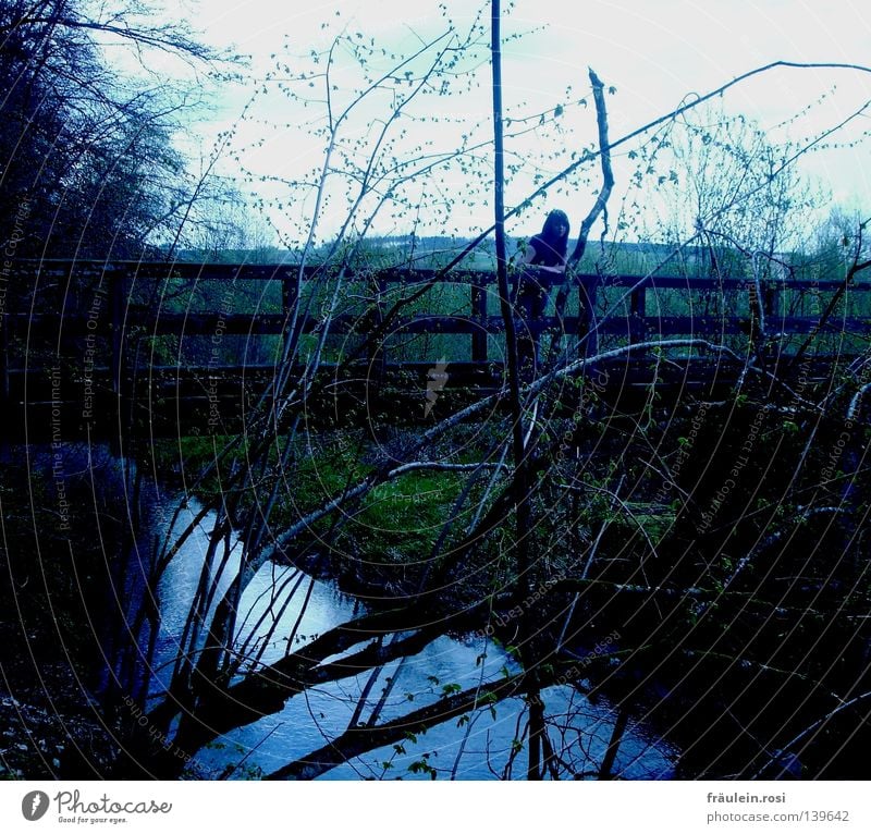 you can wait until hell freezes over! Aufenthalt anlehnen Langeweile warten Wasser Ungeduld im Visier Brücke Blick beobachtet