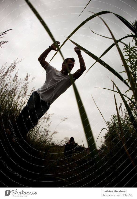 BLN 08 | KALLE HÜPF Feld Froschperspektive Lifestyle springen hüpfen Gras Kollision Spielen fangen Sprungkraft Laune Scheiß Schilfrohr Luftverkehr Mann