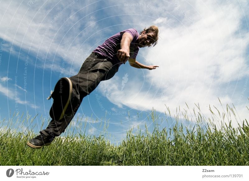 DU bist gemeint! 900 Mensch Aktion Zufriedenheit Brille lässig springen Kick Hand Mann maskulin Wolken Feld grün Sommer Schwerkraft Wiese Stil blond blau Himmel