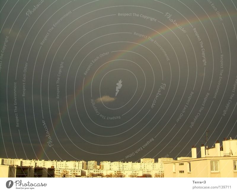 Regenbogen überm Ghetto.. Stadt Ferien & Urlaub & Reisen grau dunkel Sturm trüb Aussicht Erkenntnis Wolken Lyon Frankreich Beton Plattenbau Hochhaus UFO Europa