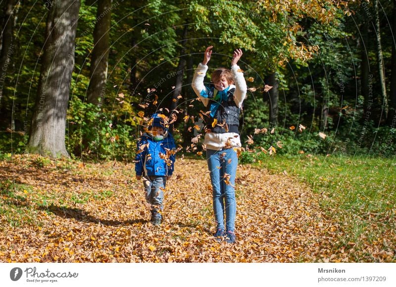 Herbst von seiner schönsten Seite Mensch Kind Kleinkind Mädchen Geschwister Bruder Schwester Kindheit 2 Kindergruppe 3-8 Jahre 8-13 Jahre lachen herbstlich