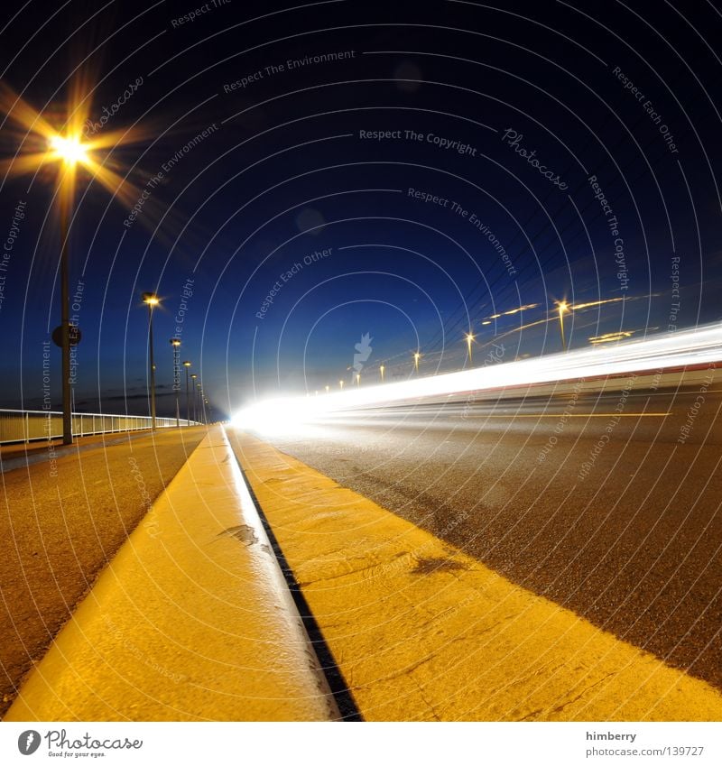 f-zero Verkehr Beton Nacht Langzeitbelichtung Geschwindigkeit KFZ Licht Raser fahren abbiegen Spuren Köln Zoobrücke Laterne Straßenbeleuchtung Fahrbahn Autobahn