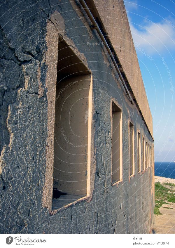 Hauswand Wand Fenster sonnenbeschienen Architektur alt brökelig