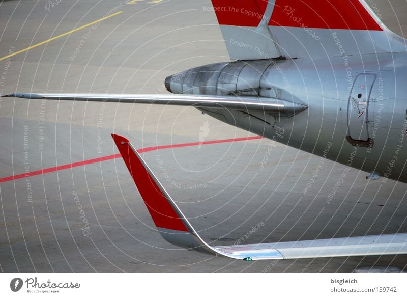 Flugzeug Farbfoto Außenaufnahme Menschenleer Ferien & Urlaub & Reisen Technik & Technologie Luftverkehr Flughafen Beton grau rot silber Fernweh Tragfläche