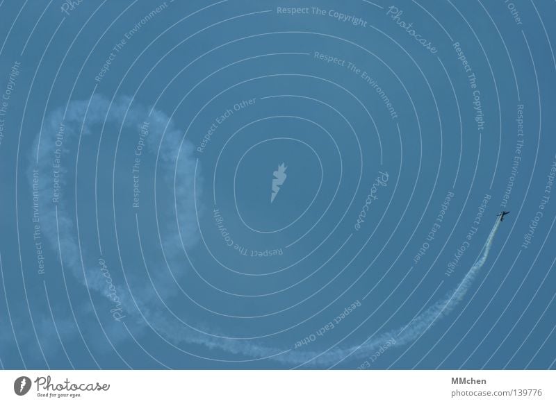 e Flugzeug azurblau türkis Kunstflug Stunt Show Ausstellung Flugschau Schleife rund kreisen Luft Luftikus Pilot Rauch Abgas Artist beweglich erstaunt Applaus