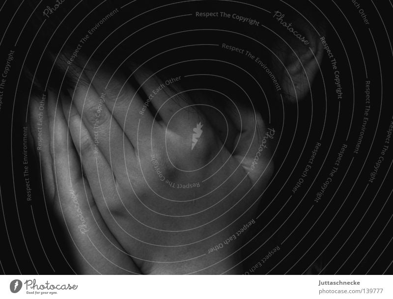 Dolores Frau Hand Trauer Verzweiflung Einsamkeit Schwarzweißfoto Schmerz geheimnisvoll verstecken Seelenschmerz Juttaschnecke Traurigkeit