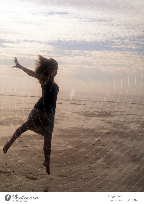 Die Leichtigkeit des Seins Freude Haare & Frisuren Leben ruhig Ferien & Urlaub & Reisen Ferne Freiheit Sommer Strand Meer Frau Erwachsene Sand Wasser Himmel