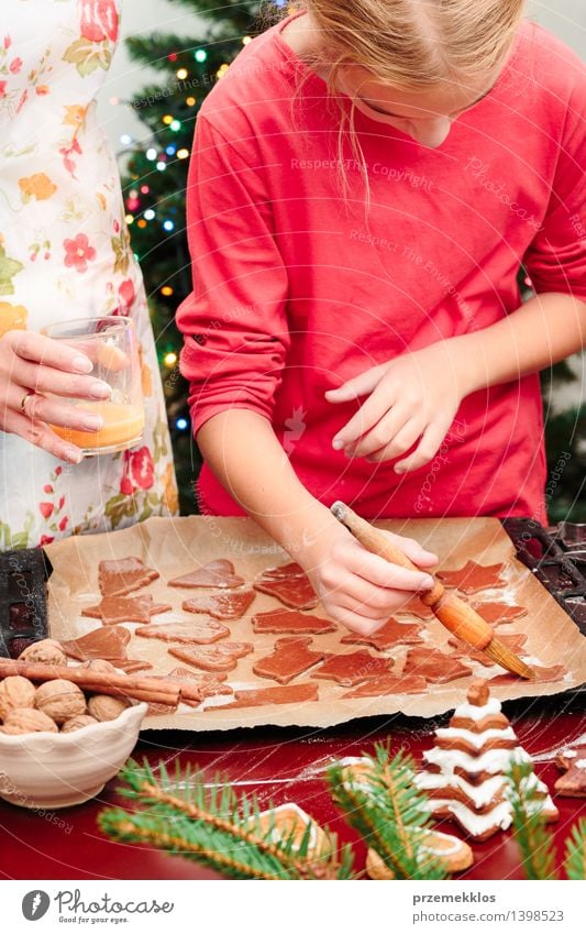 Mutter mit der Tochter, welche die Weihnachtsplätzchen macht Tisch Küche Mensch Mädchen Frau Erwachsene Hand 2 8-13 Jahre Kind Kindheit 30-45 Jahre machen