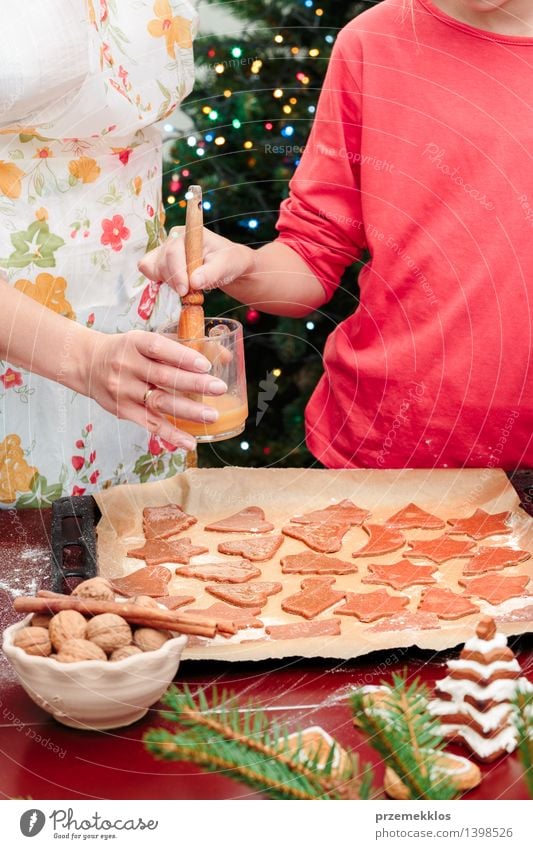 Mutter mit der Tochter, welche die Weihnachtsplätzchen macht Tisch Küche Mensch Mädchen Frau Erwachsene Hand 2 8-13 Jahre Kind Kindheit 30-45 Jahre machen