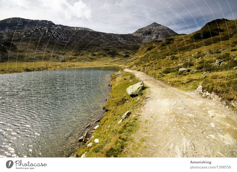 am See entlang Umwelt Natur Landschaft Pflanze Wasser Himmel Wolken Horizont Herbst Wetter Schönes Wetter Gras Sträucher Hügel Felsen Alpen Berge u. Gebirge