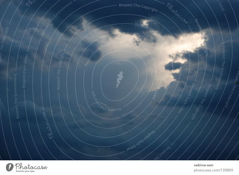 Letzter Schein vor einem Gewitter Wolken Gewitterwolken dunkel blau untergehen Abenddämmerung Farbfoto Lichterscheinung