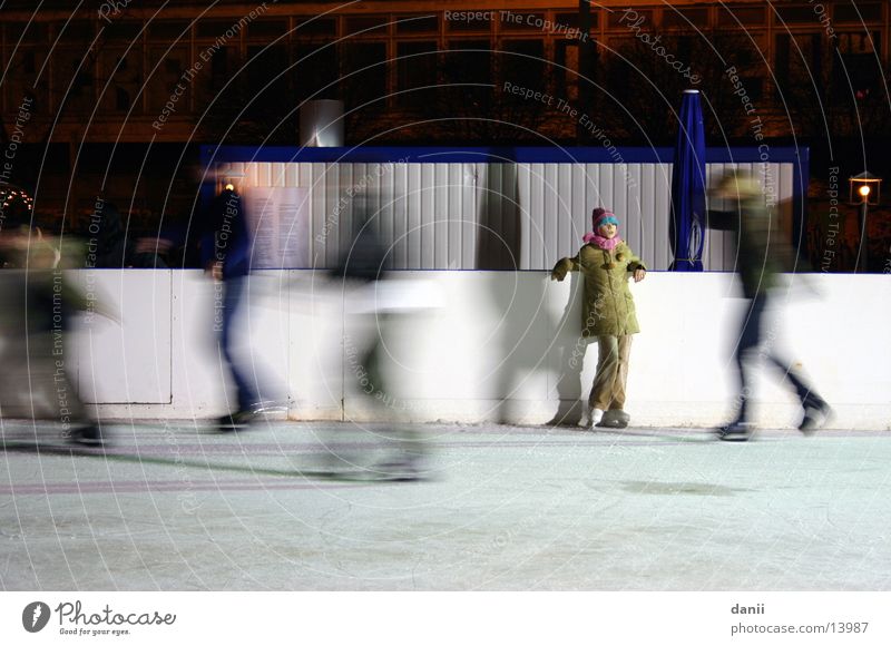 Pause Schlittschuhlaufen Eisbahn Alexanderplatz Winter Schlittschuhe kalt Menschengruppe Berlin Wintersport Außenaufnahme