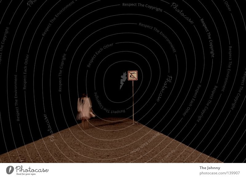 klabauterfrau weiß hell Aktion Bewegung Volksglaube Anlegestelle Stein Boden schwarz Hintergrundbild Meer leer Unendlichkeit Ferne Schilder & Markierungen