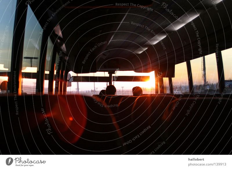 Sonnenaufgang im Bus Morgen Verkehr autoglas busfenster Busfahren Innenaufnahme