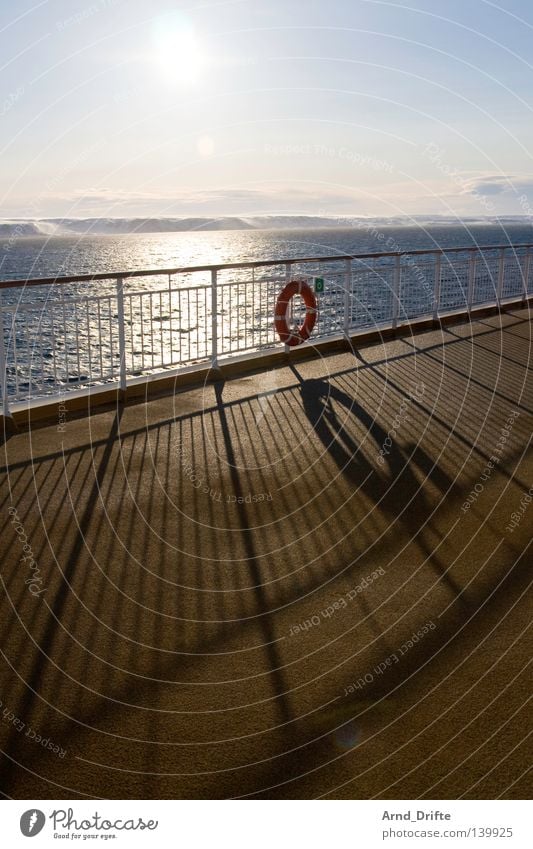 Reling Norwegen Schiffsdeck Eis Fähre Himmel kalt Kreuzfahrt Kreuzfahrtschiff Küste Licht Meer Polarmeer Polarkreis Rettungsring Schatten Wasserfahrzeug Schnee