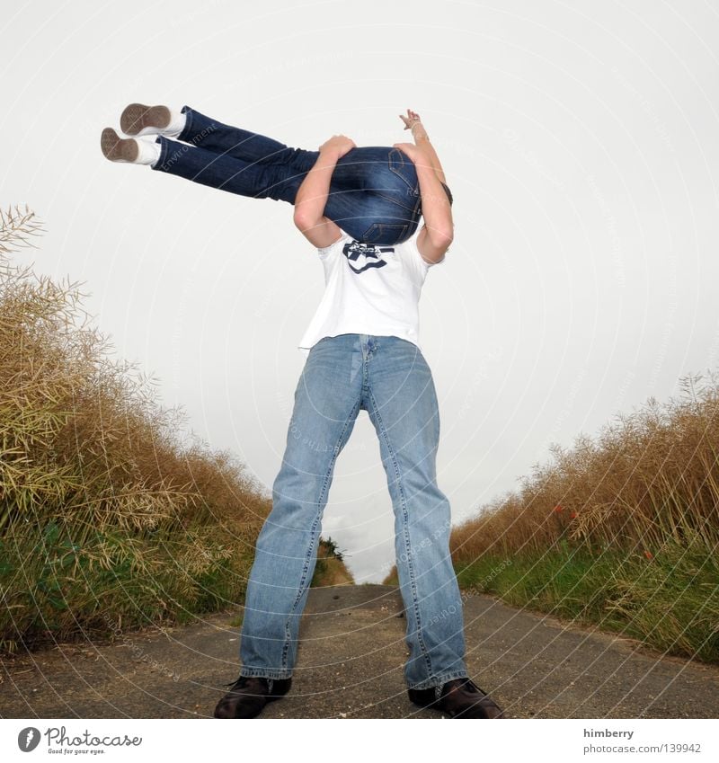 arschgesicht Mensch Bekleidung Mann Frau Gesäß Hinterteil Jeanshose Schuhe Hemd T-Shirt Feld Wege & Pfade Fußweg Straße Getreide Kornbrand Perspektive